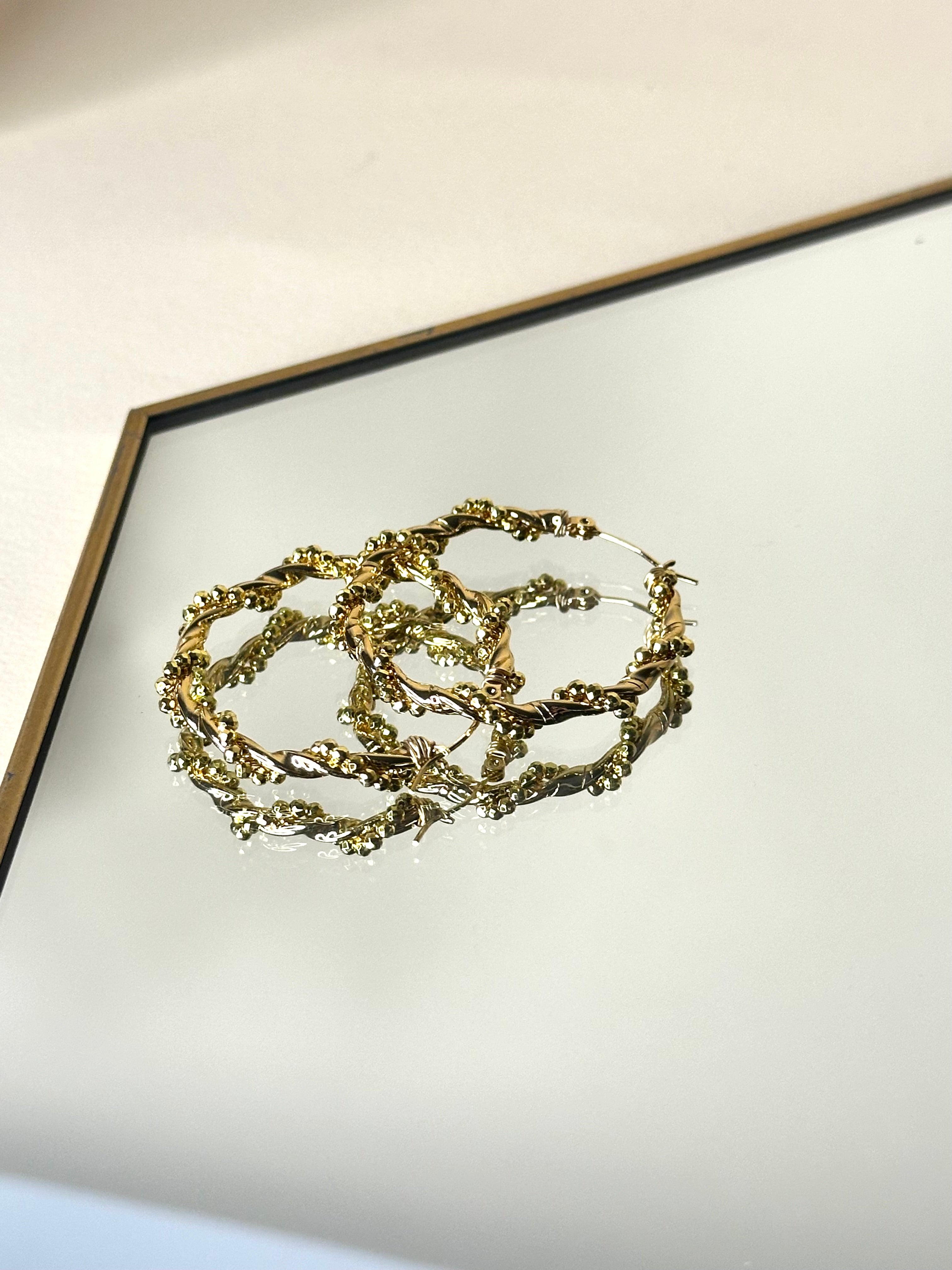 Orecchino, intreccio e cristalli